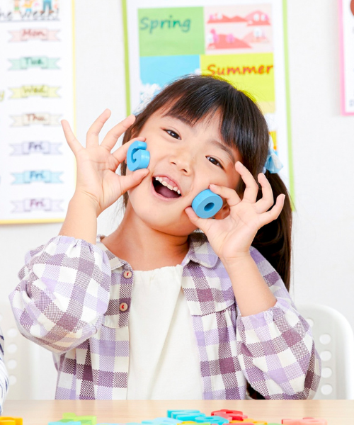 笑顔で英語を学ぶ少女