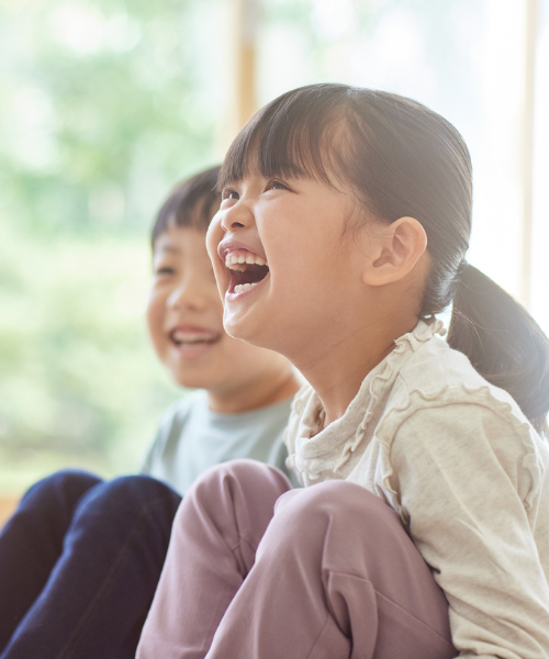 笑いながら会話を楽しむ子ども