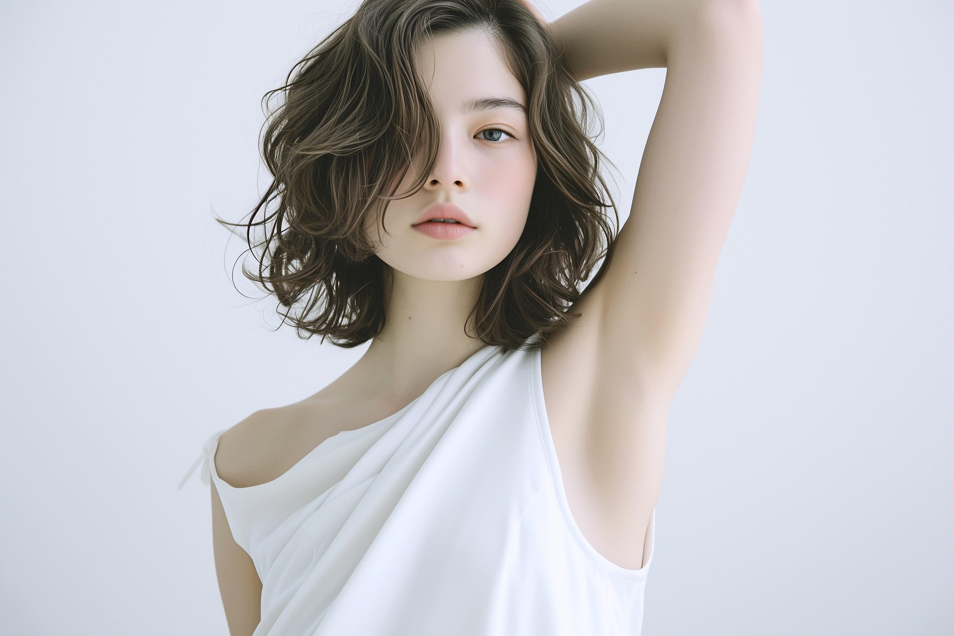 髪を掻き上げる女性
