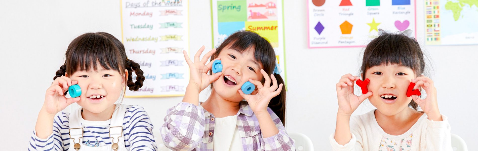 笑顔で英語を学ぶ少女たち